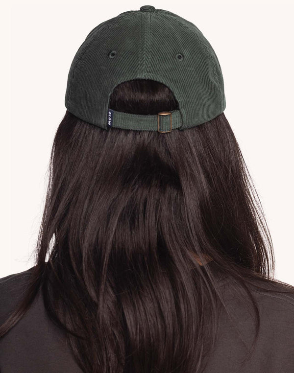 OLOW Cruising Six Panel Cap Lärchengrün – Rückansicht am Model