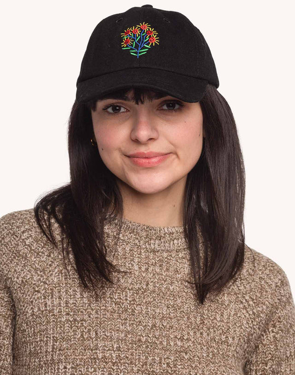 Model trägt die schwarze OLOW Blossom Yourself Cap – Vorderansicht