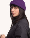 OLOW Falco Merinowoll-Beanie in Violett am Model – Seitenansicht rechts