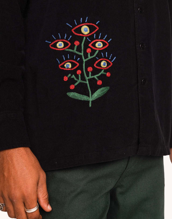 OLOW Decré Take Off Cord-Overshirt in Schwarz – Detailansicht der Blumenstickerei