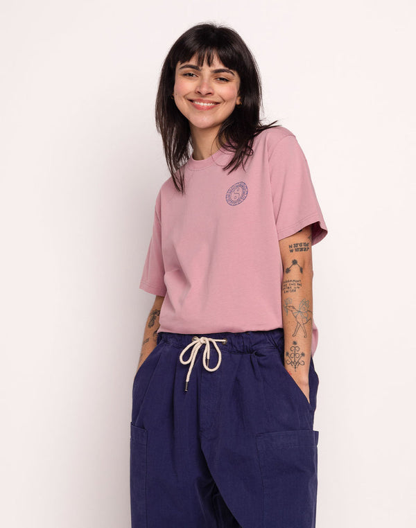 OLOW Taijitu T-Shirt in Rosa-Lila – lässige Passform am Model