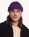 OLOW Falco Merinowoll-Beanie in Violett am Model – Vorderansicht