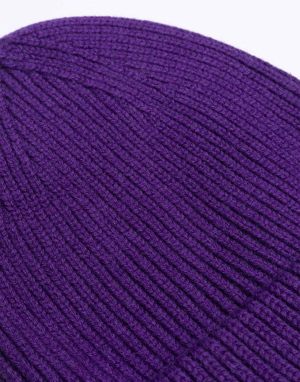 Detailansicht des violetten Rippstricks aus extrafeiner Merinowolle