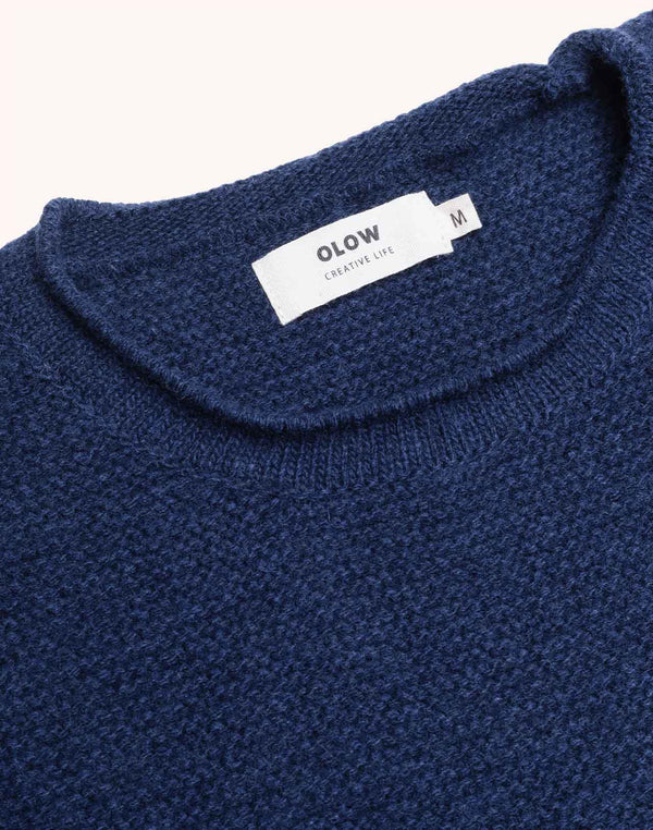 OLOW Lesco Merinowollpullover in Dunkelblau – Detail von Ausschnitt und Label