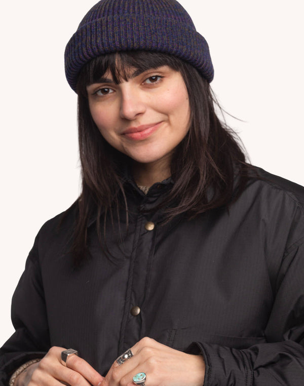 Model trägt das marineblau melierte OLOW Falco Beanie – Nahansicht