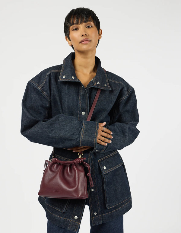 O MY BAG Kiki Mini Dark Cherry Soft Grain Ledertasche rot braun