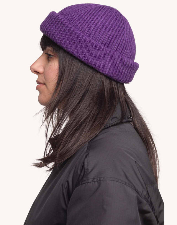 OLOW Falco Merinowoll-Beanie in Violett am Model – Seitenansicht links