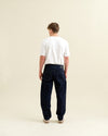 DAWN RISE Relaxed Tapered Jeans Stay Blue – Rückenansicht am Model
