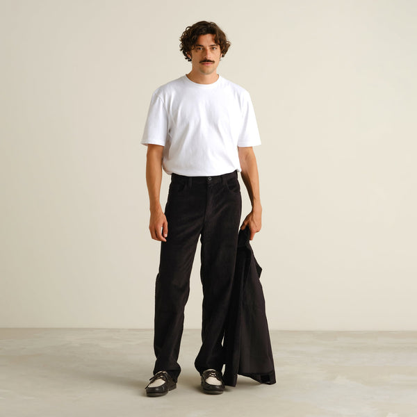 Dedicated Hamburg Corduroy Black Cordhose Herren schwarz – am Model