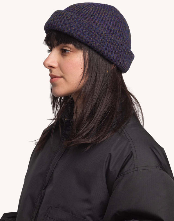 OLOW Falco Merinowoll-Beanie am Model – linke Seitenansicht