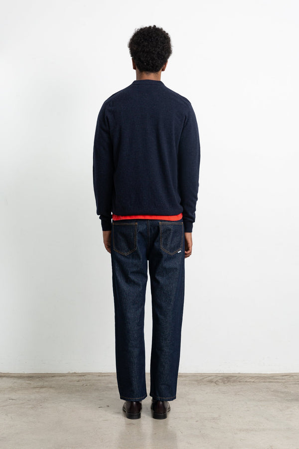 Edmmond Studios Wool Polo Navy – am Model hinten