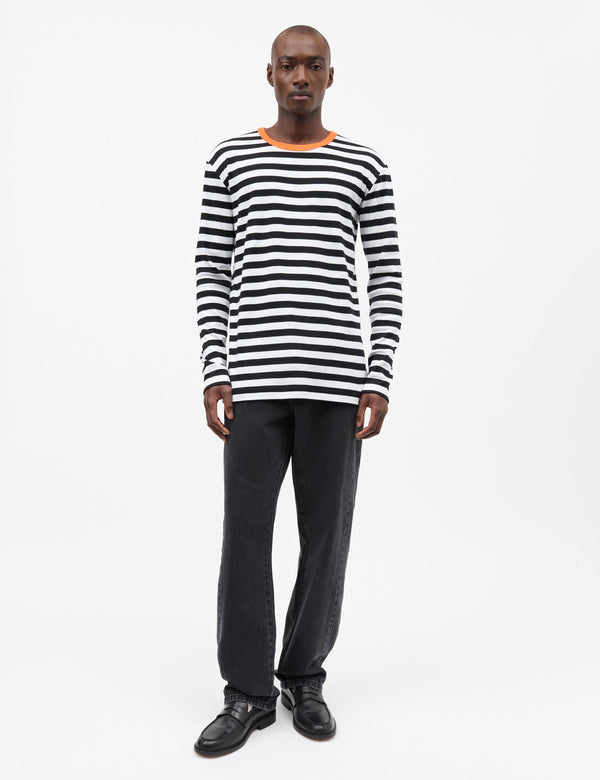 Mads Nørgaard Tobias Langarmshirt Schwarz-Weiß – Vorderansicht am Model