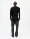 Mads Nørgaard Fine Wool Solid Tobias in Schwarz – Rückansicht am Model