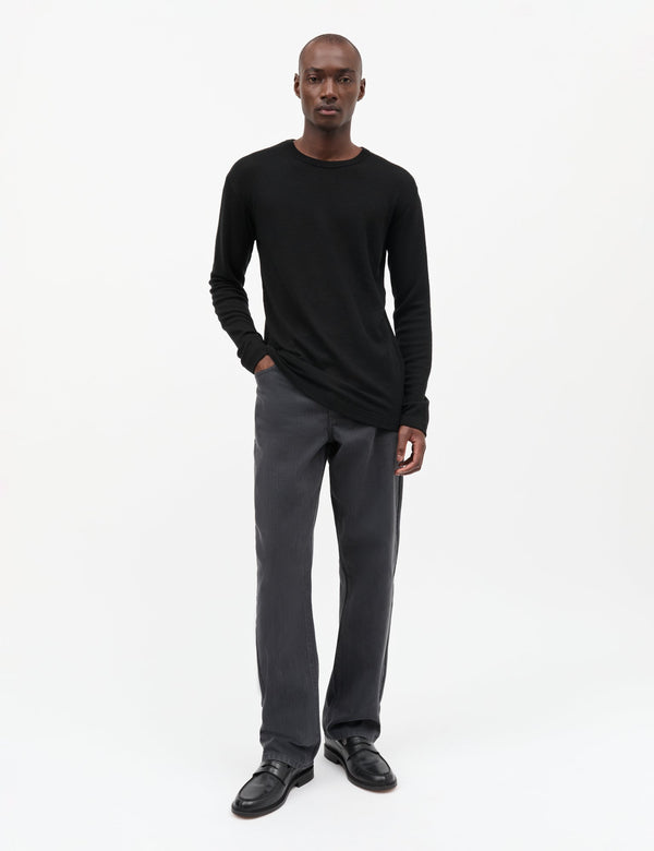 Mads Nørgaard Fine Wool Solid Tobias in Schwarz – Vorderansicht am Model