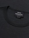 Mads Nørgaard Fine Wool Solid Tobias in Dunkelgrau – Rundhalsausschnitt und Strick im Detail