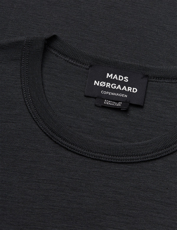 Mads Nørgaard Fine Wool Solid Tobias in Dunkelgrau – Rundhalsausschnitt und Strick im Detail