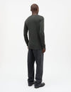 Mads Nørgaard Fine Wool Solid Tobias in Dunkelgrau – Rückansicht am Model