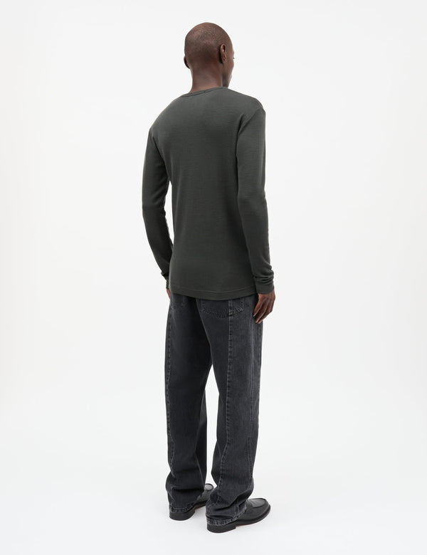 Mads Nørgaard Fine Wool Solid Tobias in Dunkelgrau – Rückansicht am Model