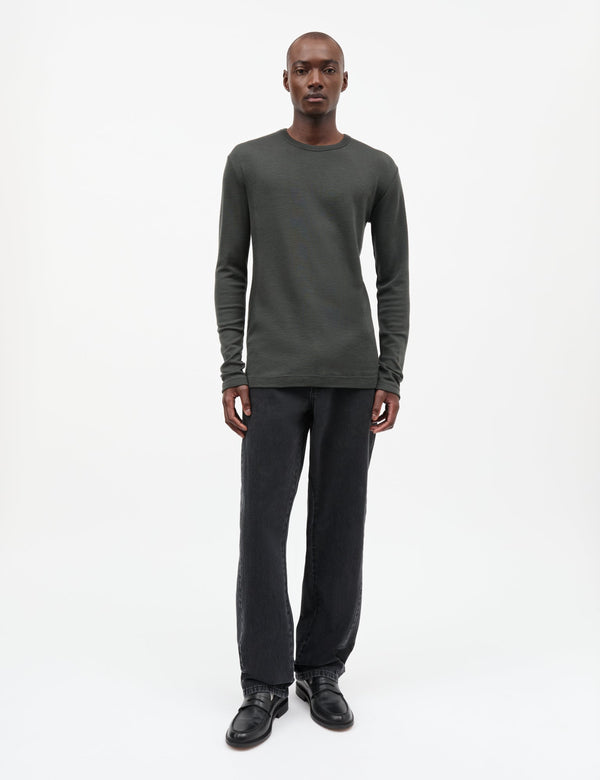 Mads Nørgaard Fine Wool Solid Tobias in Dunkelgrau – Vorderansicht am Model