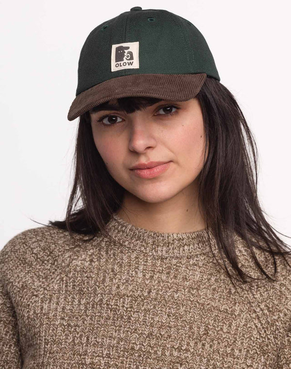 OLOW Stanton Six-Panel Cap in Lärchengrün und Braun – getragen, Vorderansicht