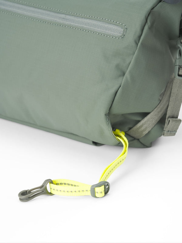 pinqponq Aksel Crossbody Bag Pure Sage – Detailansicht