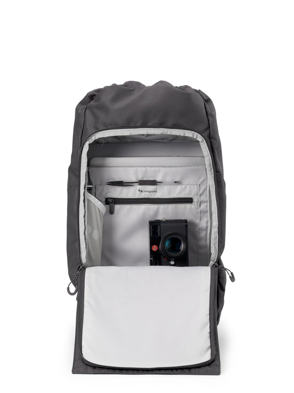 pinqponq Kalm Deep Anthra Rucksack geöffnet