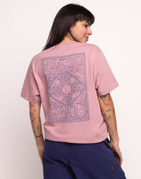 OLOW Taijitu T-Shirt in Rosa-Lila – Rückenprint am Model