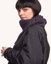 Model trägt den dreieckigen OLOW Kolmio Schal in Marineblau – Seitenansicht