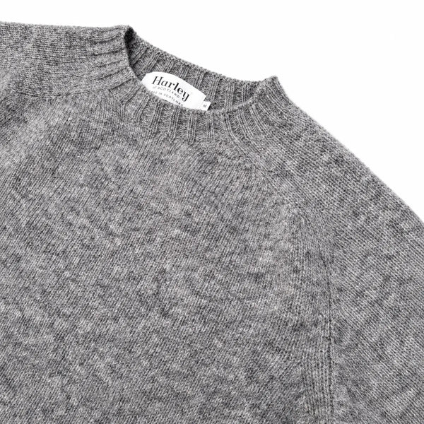 Harley of Scotland Wollpullover Grau meliert Detail am Rundhalsausschnitt