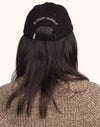 Schwarze OLOW Blossom Yourself Cap am Model mit rückseitigem Schriftzug