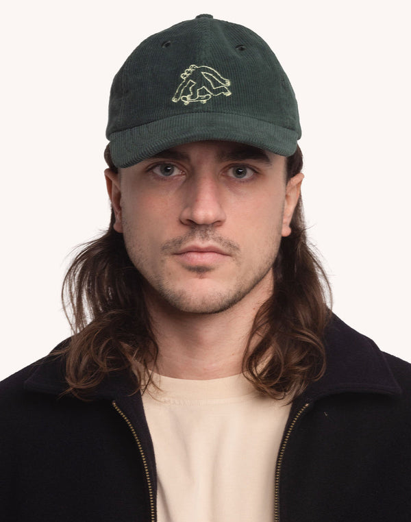 OLOW Cruising Six Panel Cap Lärchengrün – Vorderansicht am Herrenmodel