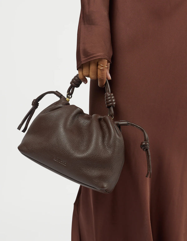 O MY BAG Kiki Mini Chocolate Soft Grain Ledertasche braun