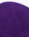 Detailansicht des violetten Rippstricks aus extrafeiner Merinowolle