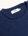 OLOW Lesco Merinowollpullover in Dunkelblau – Detail von Ausschnitt und Label