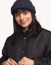 Model trägt das marineblau melierte OLOW Falco Beanie – Nahansicht