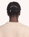 Model mit schwarzer OLOW Blossom Yourself Cap – Rückansicht