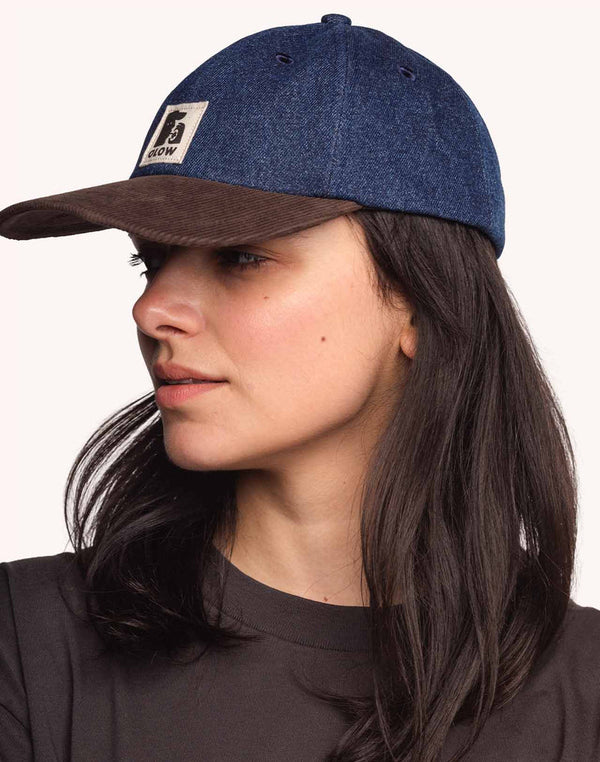 OLOW Stanton Six Panel Cap Blau Braun – Seitenansicht am Damenmodel