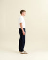 DAWN RISE Relaxed Tapered Jeans Stay Blue – Seitenansicht am Model