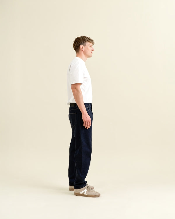 DAWN RISE Relaxed Tapered Jeans Stay Blue – Seitenansicht am Model