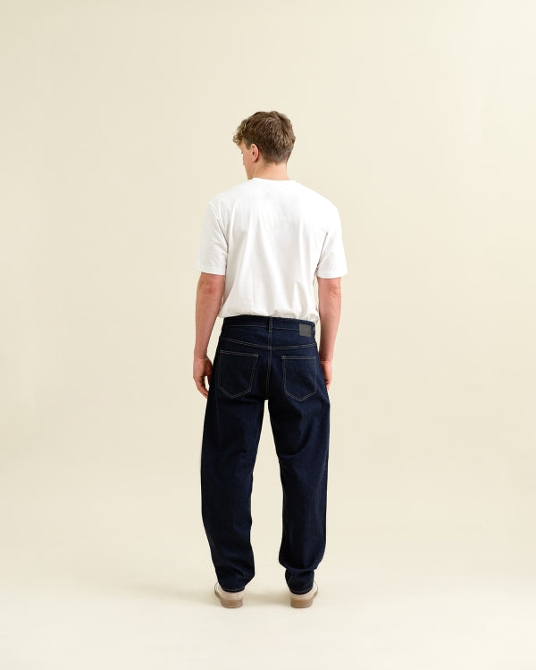 DAWN RISE Relaxed Tapered Jeans Stay Blue – Rückenansicht am Model