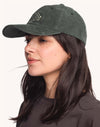 OLOW Cruising Six Panel Cap Lärchengrün – Seitenansicht am Model