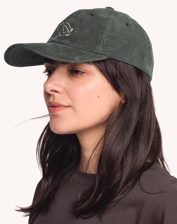 OLOW Cruising Six Panel Cap Lärchengrün – Seitenansicht am Model