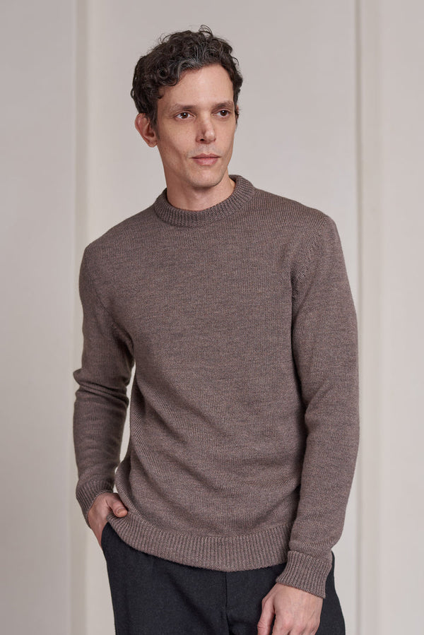 About Companions Morten Herrenpullover taupe meliert – getragen von vorn