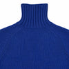 Harley of Scotland Lammwoll-Rollkragenpullover Herren Royalblau – Kragendetail