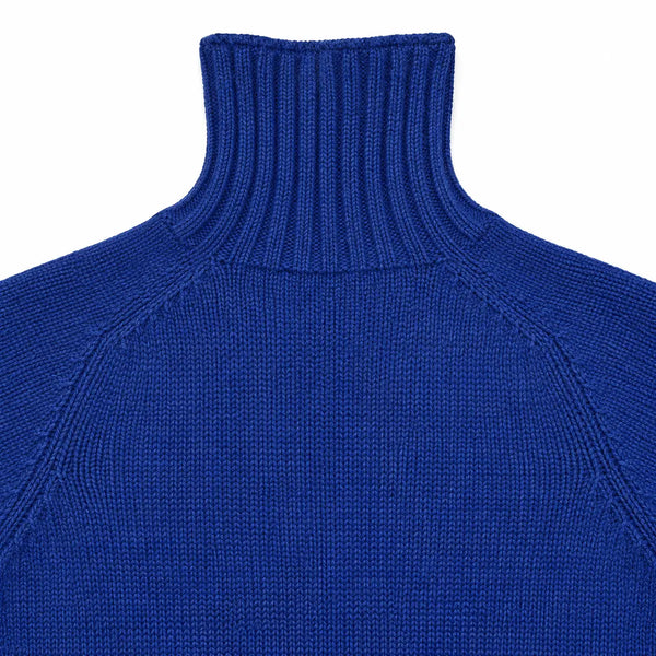 Harley of Scotland Lammwoll-Rollkragenpullover Herren Royalblau – Kragendetail