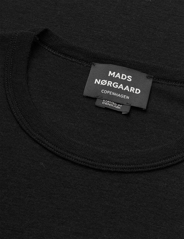 Mads Nørgaard Fine Wool Solid Tobias in Schwarz – Rundhalsausschnitt und Strick im Detail