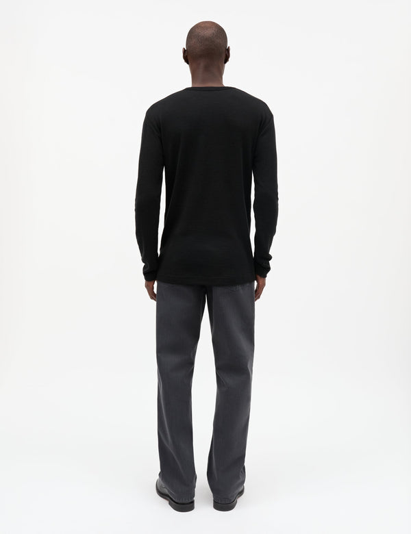 Mads Nørgaard Fine Wool Solid Tobias in Schwarz – Rückansicht am Model