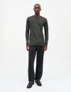 Mads Nørgaard Fine Wool Solid Tobias in Dunkelgrau – Vorderansicht am Model