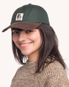 OLOW Stanton Six-Panel Cap in Lärchengrün und Braun – getragen, Seitenansicht