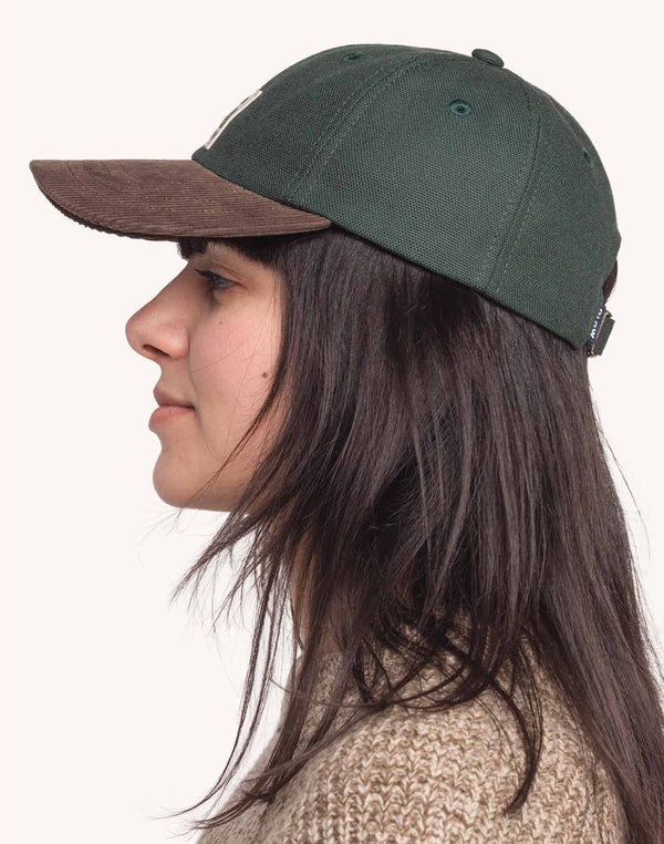 OLOW Stanton Six-Panel Cap in Lärchengrün und Braun – getragen, Detailansicht